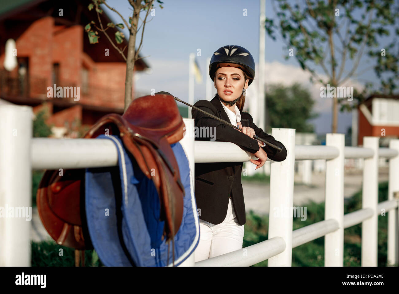 Elegante Rider Frau In Helm Mit Peitsche Stockfotografie Alamy elegante-rider-frau-in-helm-mit-peitsche-stockfotografie-alamy