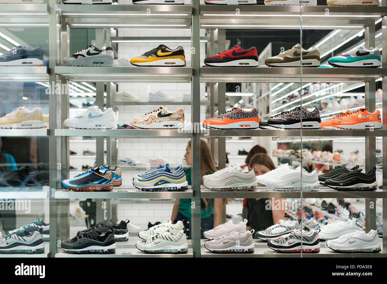 Berlin, Deutschland - Juli 2018: Nike Sneaker collection/Sport Schuhe in Schaufenster bei Store in Berlin Stockfoto