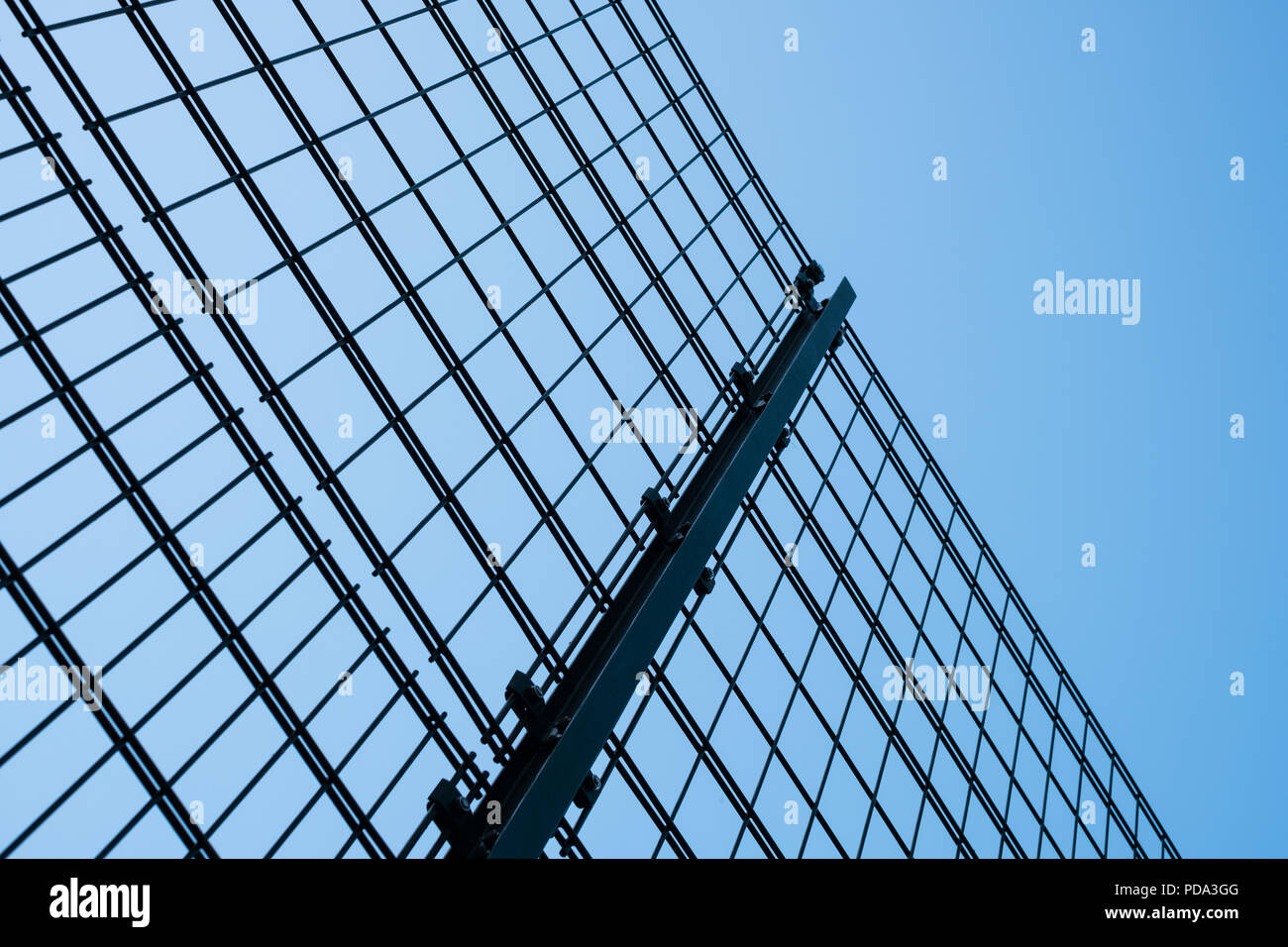 Metallzaun auf blauen Himmel - metallgitter Bau - Stockfoto