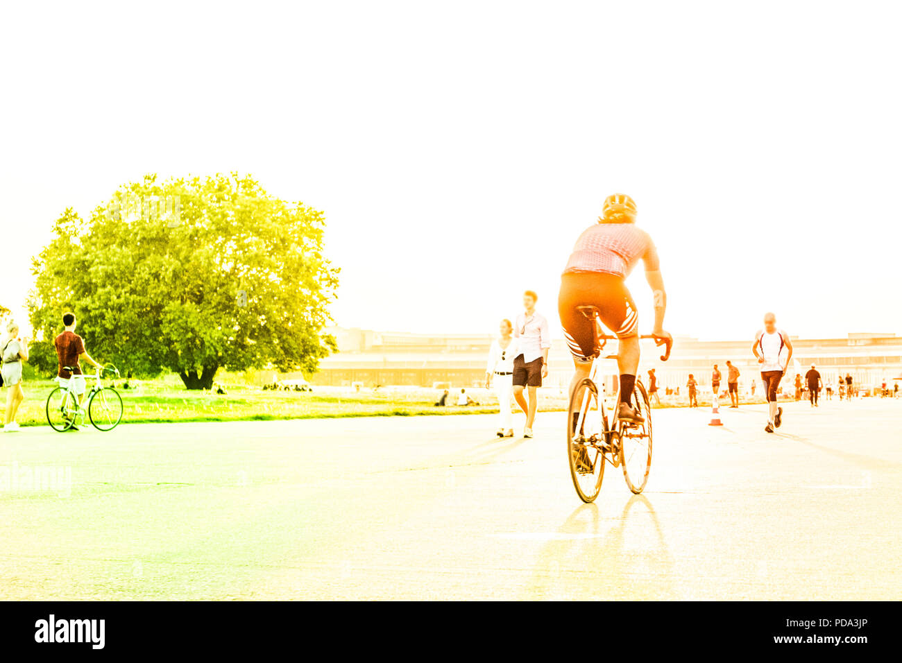 Menschen auf dem Fahrrad, Gehen und Laufen - Outdoor Sport Konzept Stockfoto