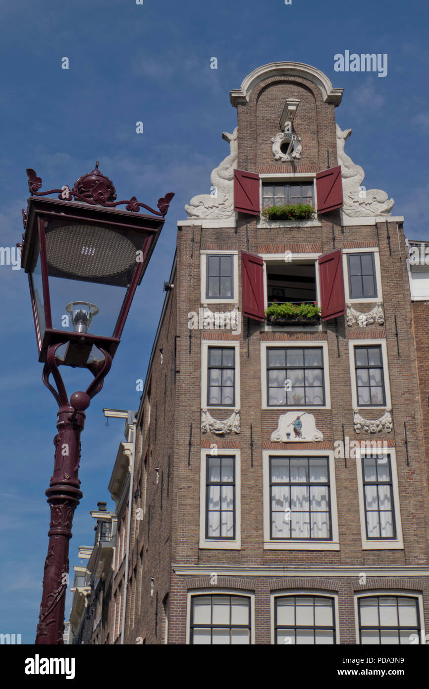 Typisch holländischen Giebeldach Häuser mit ehemals für das Erhöhen Waren und Lebensmittel in Amsterdam, Holland, Niederlande Haken Stockfoto