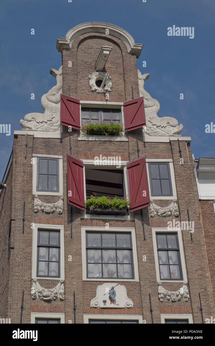 Typisch holländischen Giebeldach Häuser mit ehemals für das Erhöhen Waren und Lebensmittel in Amsterdam, Holland, Niederlande Haken Stockfoto