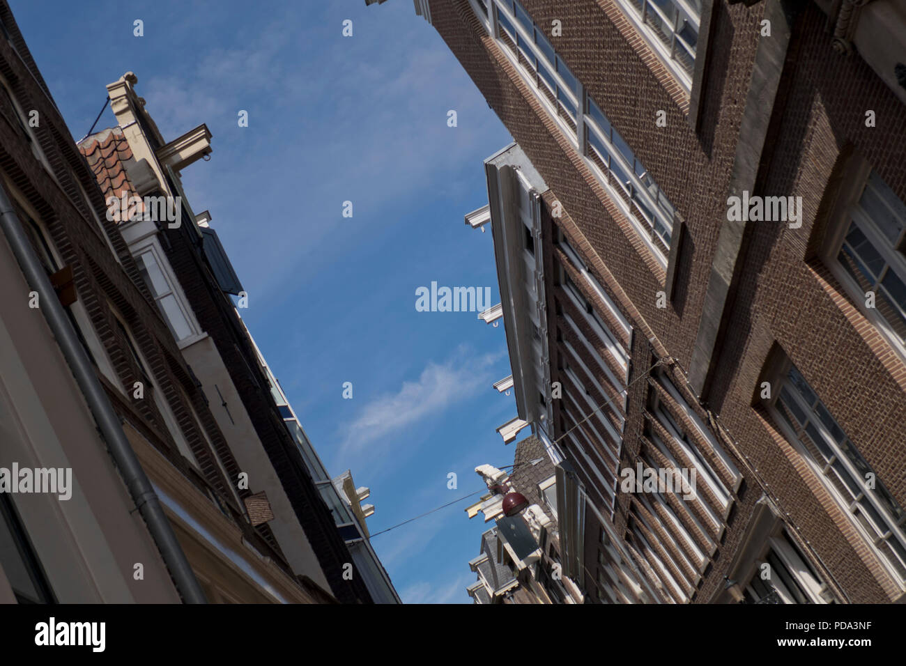 Typisch holländischen Giebeldach Häuser mit ehemals für das Erhöhen Waren und Lebensmittel in Amsterdam, Holland, Niederlande Haken Stockfoto