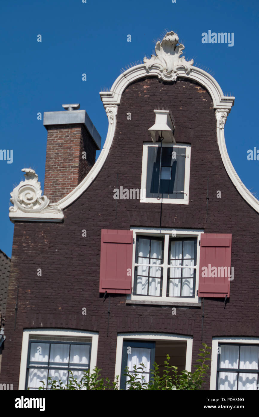 Typisch holländischen Giebeldach Häuser mit ehemals für das Erhöhen Waren und Lebensmittel in Amsterdam, Holland, Niederlande Haken Stockfoto