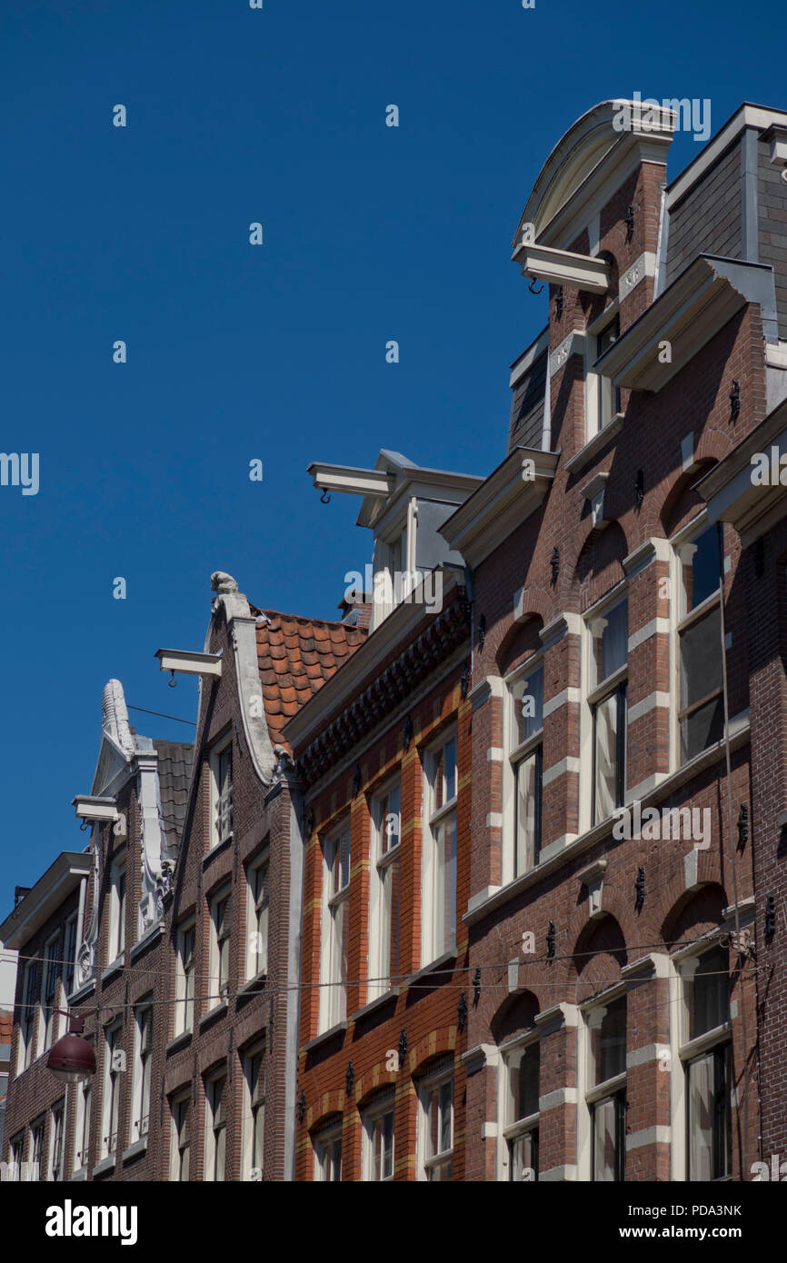 Typisch holländischen Giebeldach Häuser mit ehemals für das Erhöhen Waren und Lebensmittel in Amsterdam, Holland, Niederlande Haken Stockfoto