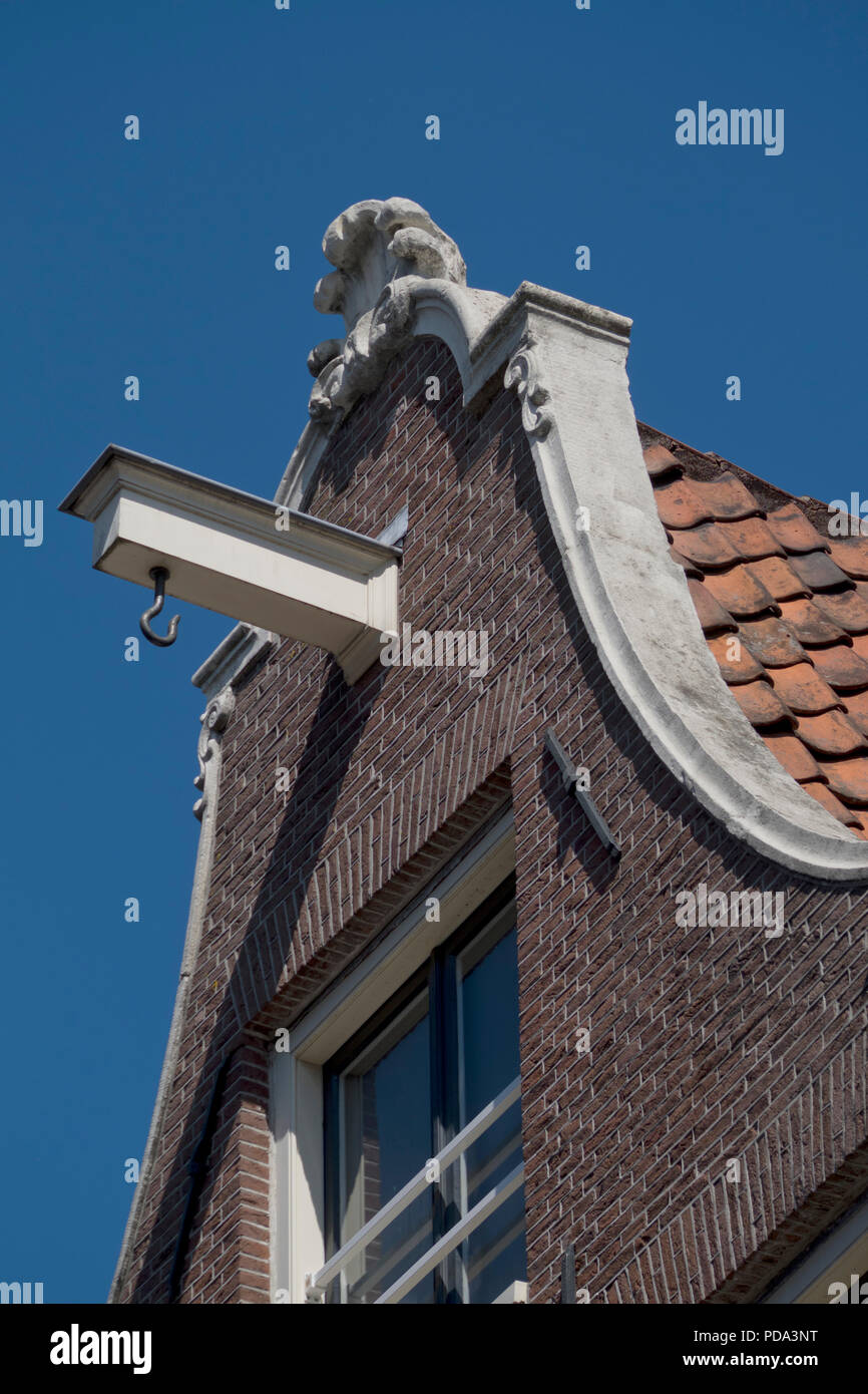 Typisch holländischen Giebeldach Häuser mit ehemals für das Erhöhen Waren und Lebensmittel in Amsterdam, Holland, Niederlande Haken Stockfoto