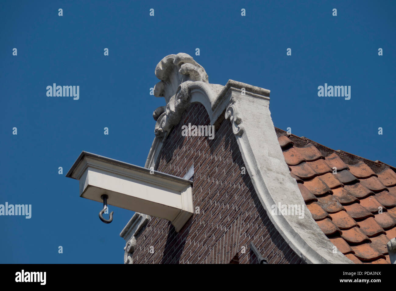 Typisch holländischen Giebeldach Häuser mit ehemals für das Erhöhen Waren und Lebensmittel in Amsterdam, Holland, Niederlande Haken Stockfoto