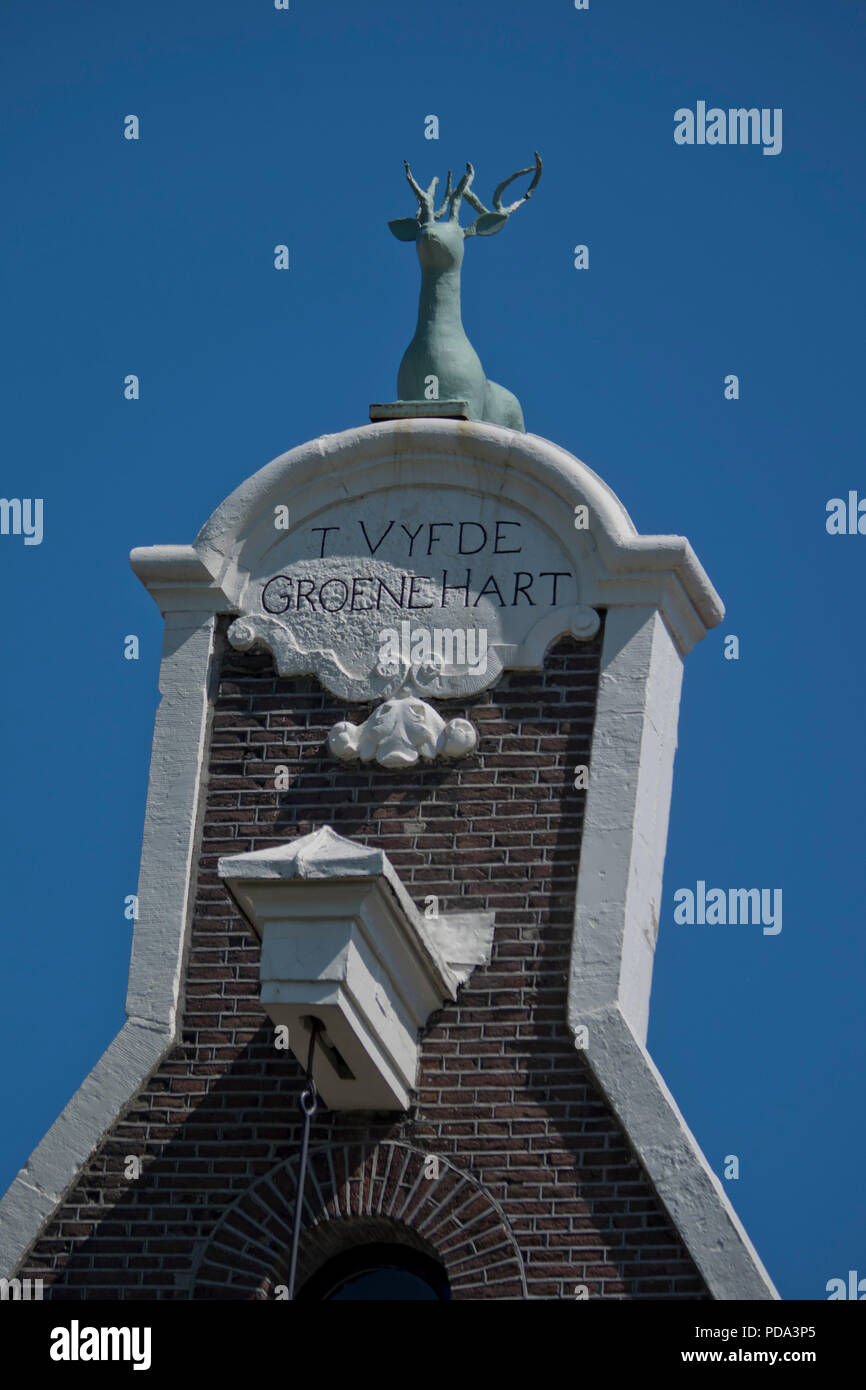 Typisch holländischen Giebeldach Häuser mit ehemals für das Erhöhen Waren und Lebensmittel in Amsterdam, Holland, Niederlande Haken Stockfoto