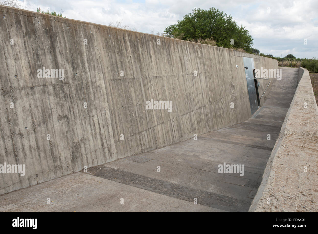 Trigueros, Spanien - Juli 2nd, 2018: Auffahrt zum Zentrum Besucher von Dolmen de Soto, der größten Hünengräber in der Provinz von Huelva Stockfoto