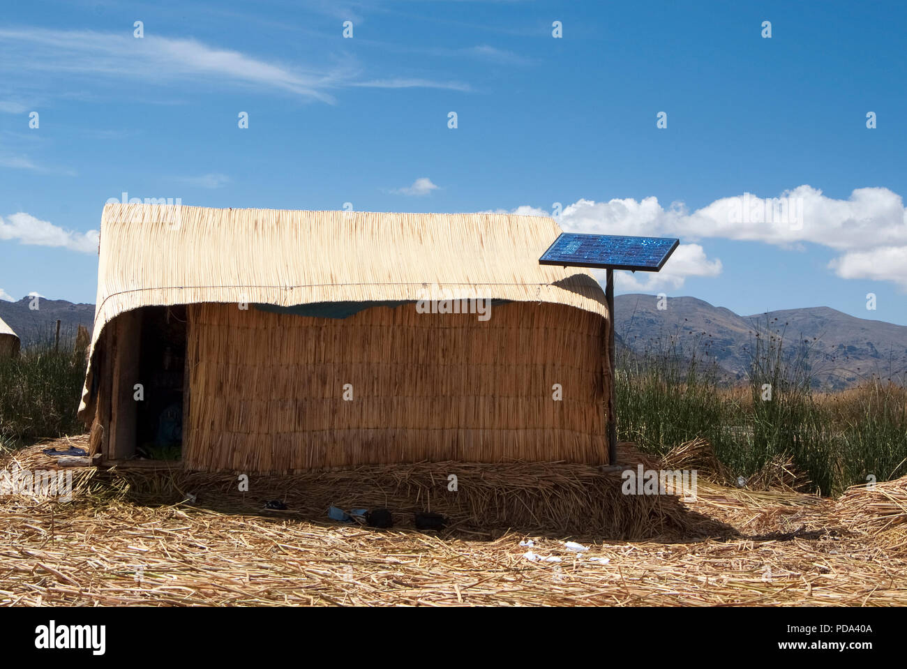 Uros schwimmende Insel, Titicacasee, Puno, Peru Solar Panel. Stockfoto
