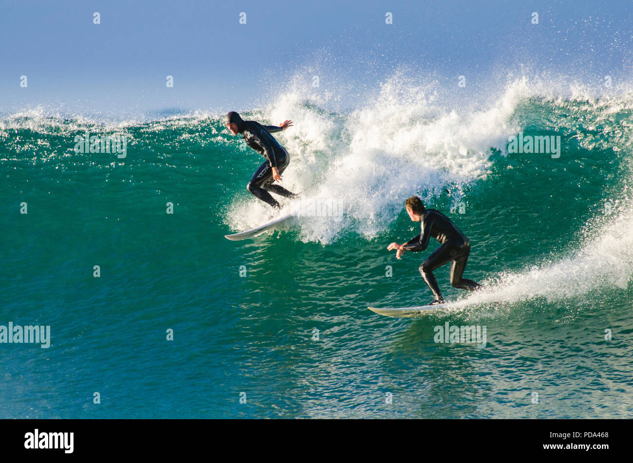 Surfer fallen an einem anderen Surfer auf der rechten Welle Stockfoto