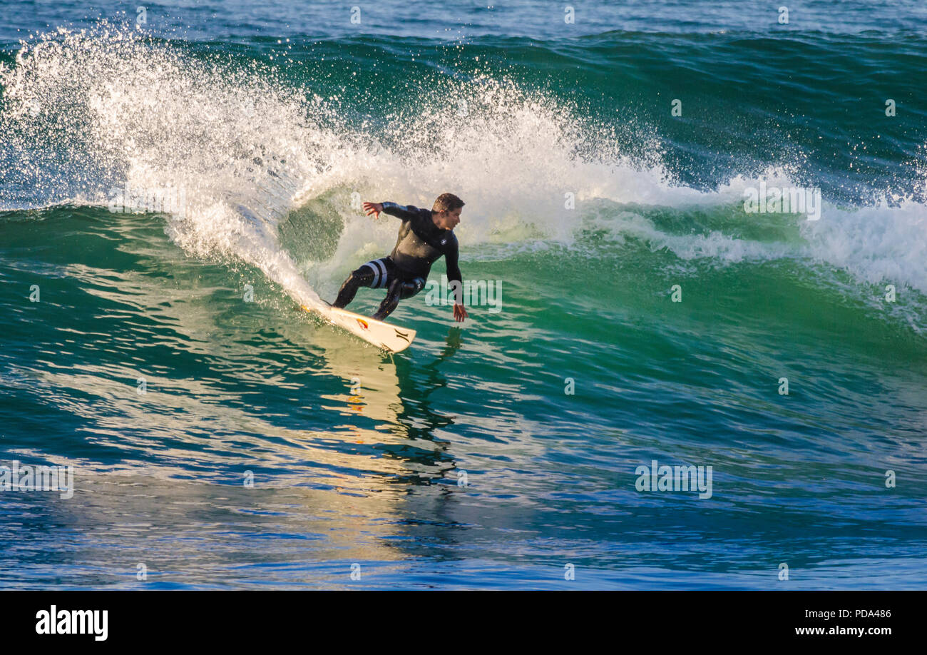 Surfer eine Kürzung auf der rechten Welle in Bells Beach, Victoria, Australien Stockfoto