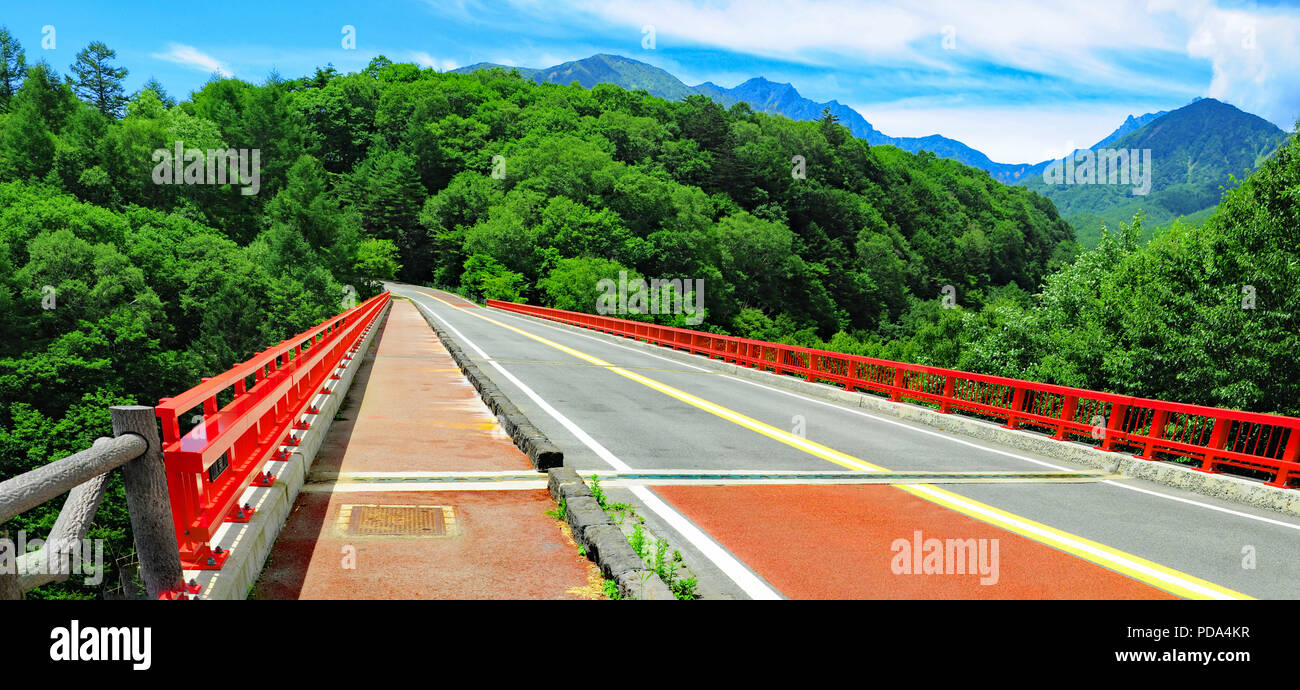 Akai Hashi (= rote Brücke) an der Kiyosato Highlands Stockfoto