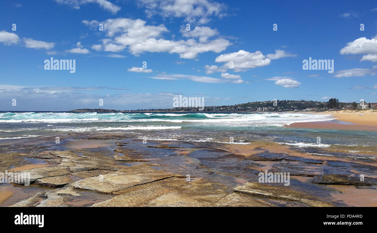 Landschaft aus Fels Strand mit schönen Sommer blauer Himmel in Ryde Strand in Australien, Sydney. Stockfoto