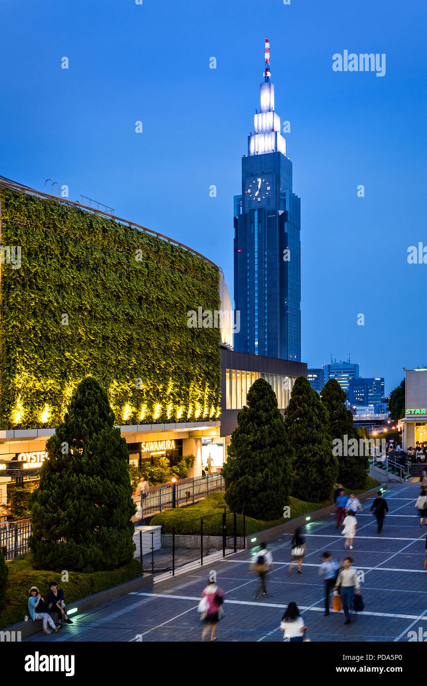 Japan, Insel Honshu, Kanto, Tokyo, Shinjuku district und Dokomo Tower. Stockfoto