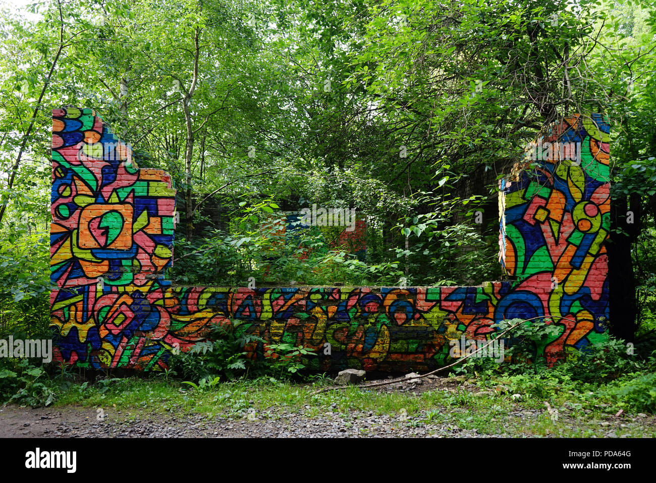 Moskau, Russland - ca. Juli 2018 Ruinen in Losiny Ostrov Nationalpark Stockfoto