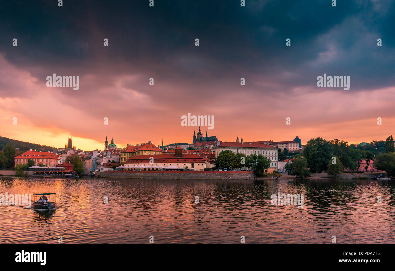 Atemberaubende Stadtbild von Prag auf einem Sonnenuntergang in der Tschechischen Republik. Moldau, die in Prazsky hrad (Prager Burg). Stockfoto