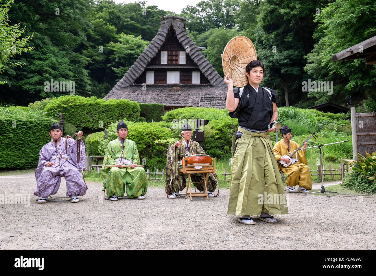 Japan, Insel Honshu, Kanto, Kawasaki, Samurai traditionelle Danse mit Musikern. Stockfoto