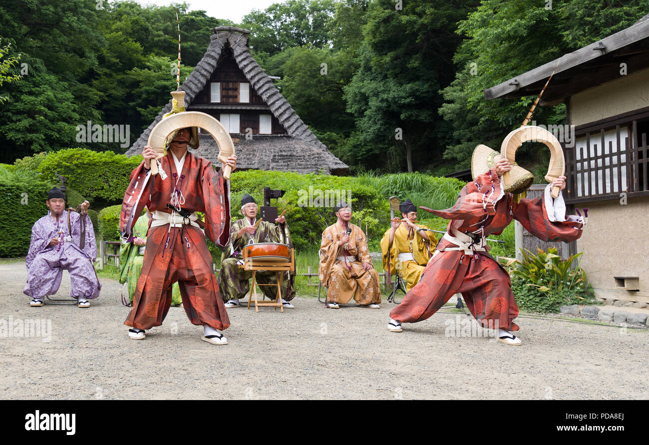 Japan, Insel Honshu, Kanto, Kawasaki, traditionelle Danse mit Musikern und binzasara. Stockfoto