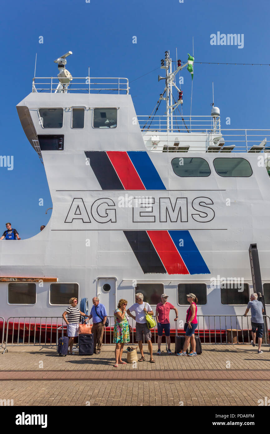 Touristen am Kai vor der Fähre im Hafen von Borkum, Deutschland Stockfoto