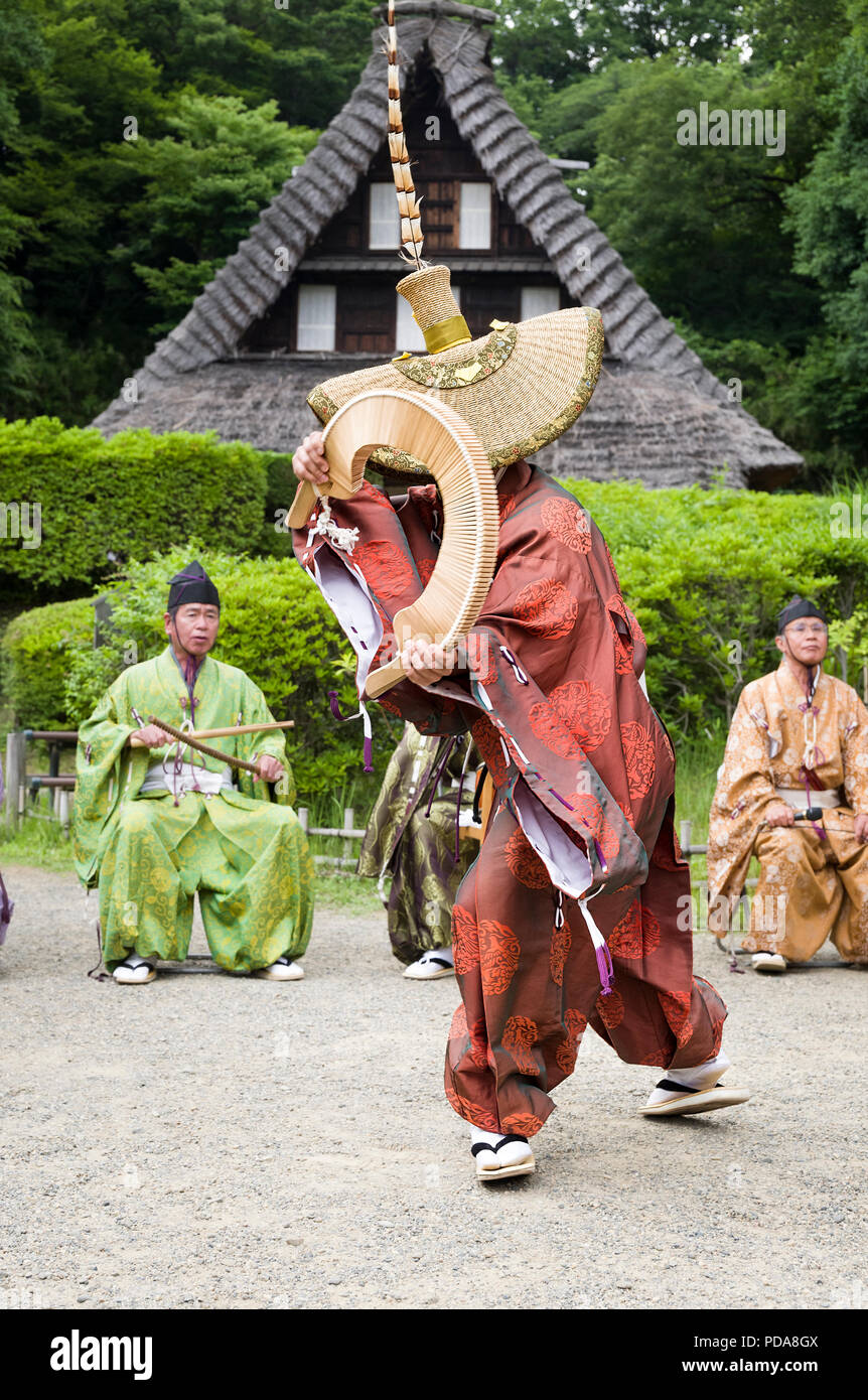 Japan, Insel Honshu, Kanto, Kawasaki, traditionelle Danse mit Musikern und binzasara. Stockfoto