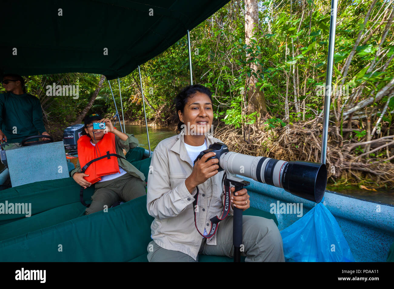 Natur Touristen mit Kameras in ein Boot Gatun See, Republik Panama. Stockfoto