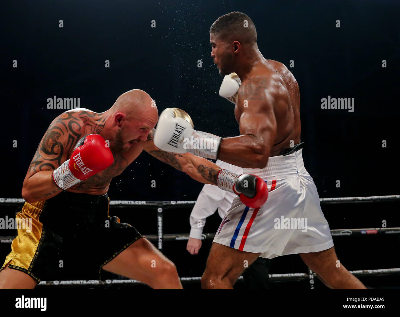 04-08-2018, Eis Arena Wales, Cardiff, UK. Anthony Sims Jr (USA) Weiße Shorts V Stanislav Eschner (Tschechische Republik) Leicht Schwer Gewicht Wettbewerb. Sims w Stockfoto