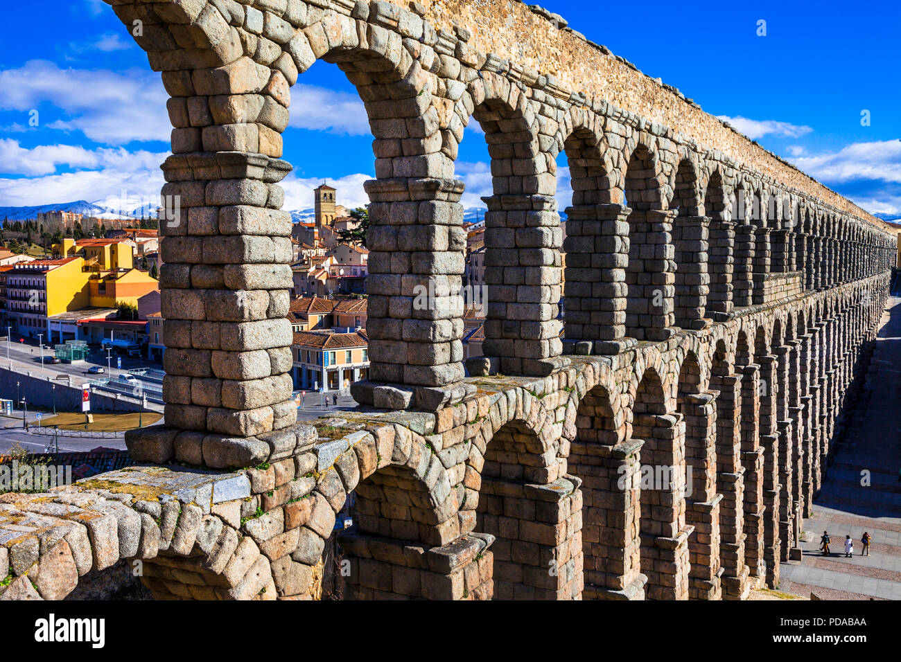 Alte acqueduct in Segovia Stadtzentrum, Panoramaaussicht, in Spanien. Stockfoto