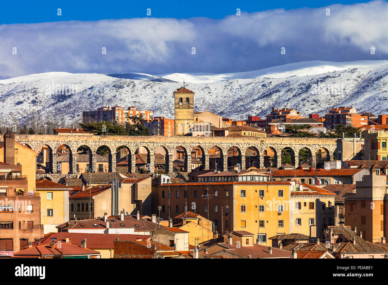 Schöne Segovia Stadt über Sonnenuntergang, Ansicht mit Dom und alte Aquädukt, Spanien. Stockfoto