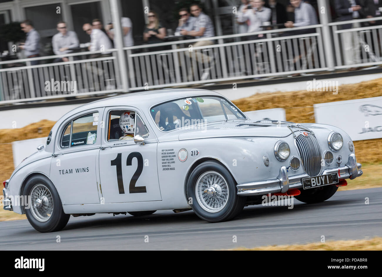 1959 Jaguar MkI, Ursprünglich lief von Roy Salvadori in der Bscc, hier von Grant Williams am Goodwood Festival 2018 von Geschwindigkeit, Sussex, UK. Stockfoto