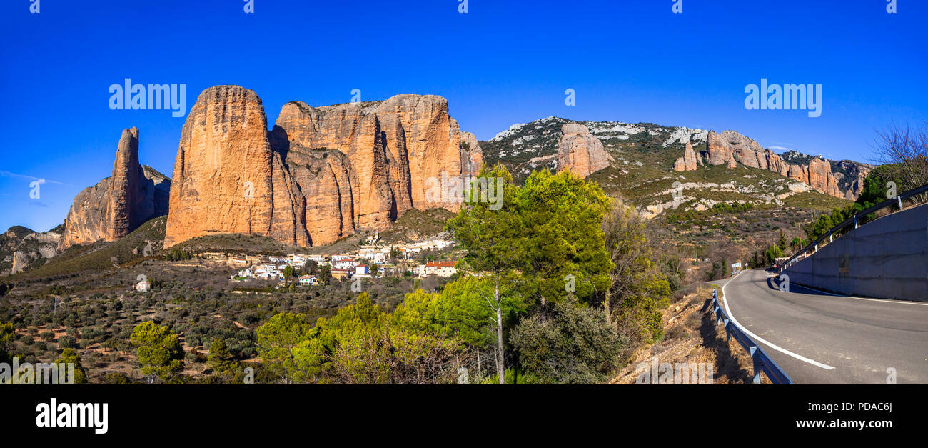 Einzigartige Riglos Mallos de Village, Panoramaaussicht, Spanien. Stockfoto