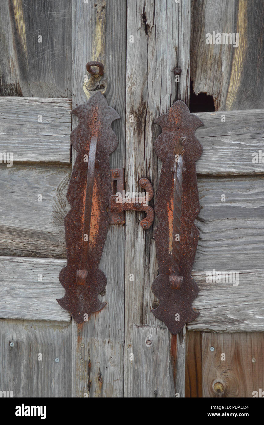 Gecko getarnt Versteckt auf verrostete Türgriff auf Alte Holztür Stockfoto