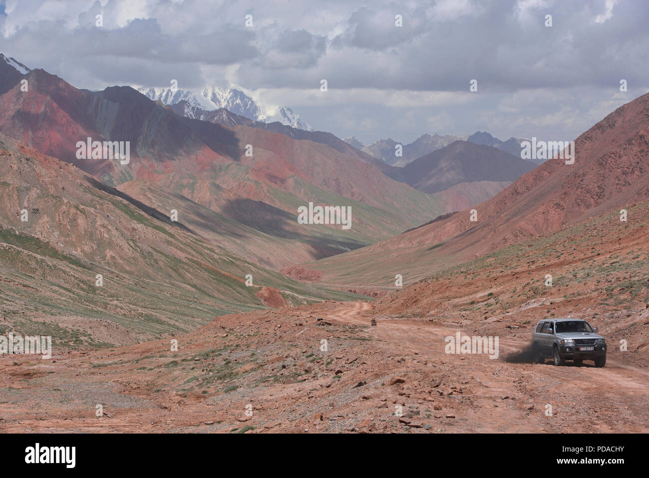 Rainbow Landschaft auf dem Pamir Highway zwischen der Kirgisischen und tadschikischen Grenze. Stockfoto