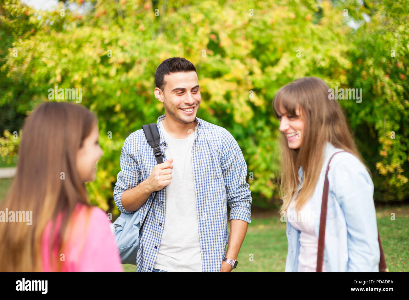 Outdoor-Porträt einer Gruppe von lächelnden Studenten Stockfoto