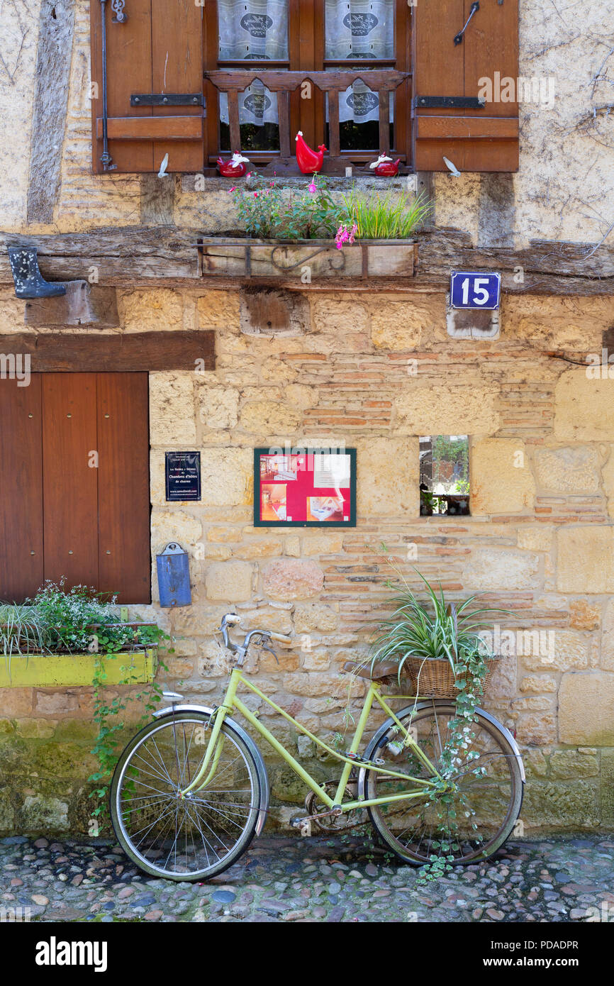 Fahrrad außerhalb eines Hauses, Altstadt, Bergerac, Dordogne Frankreich Europa Stockfoto