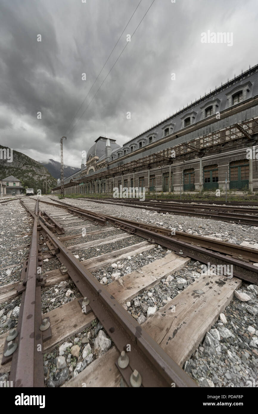 Lais Puzzle Canfranc Bahnhof – 1000 Teile Panorama, Motiv Aus Aragon, Spanien