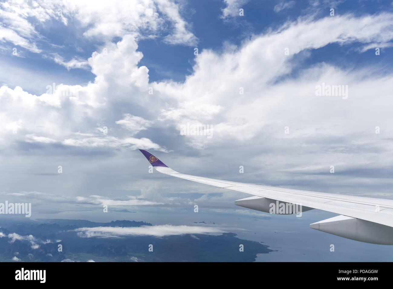 May 12, 2017 - Thai Airways Flugzeug mit Logo auf Flügel nehmen Sie vom Internationalen Flughafen Suvarnabhumi Stockfoto