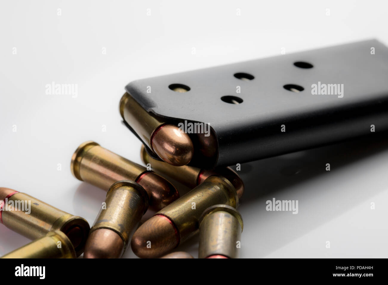 Gun Kugeln und Magazin. Makro Foto von Munition für eine Waffe. Hollow point Umläufe für eine Pistole. Stockfoto