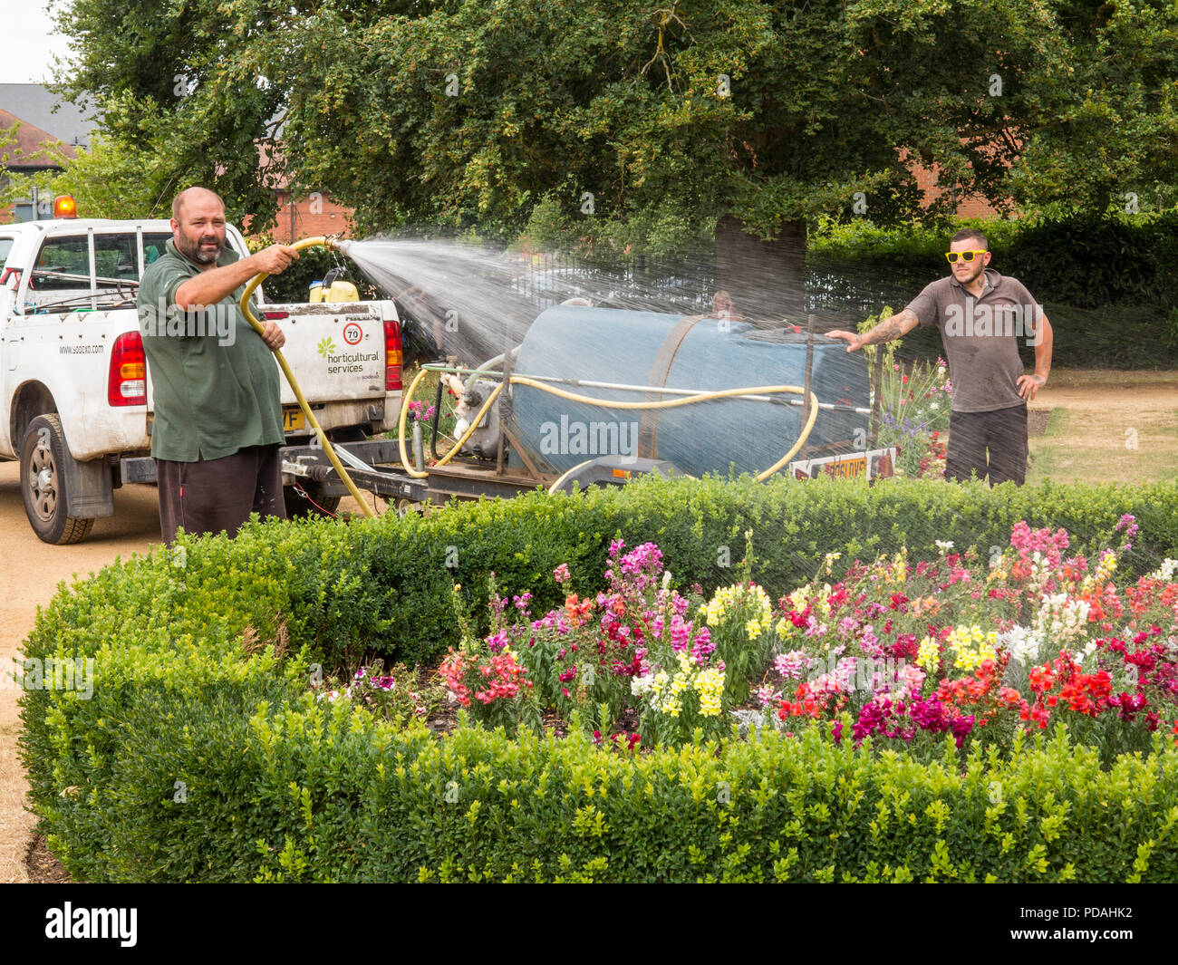 Gardener watering Fotos und Bildmaterial in hoher Auflösung Alamy