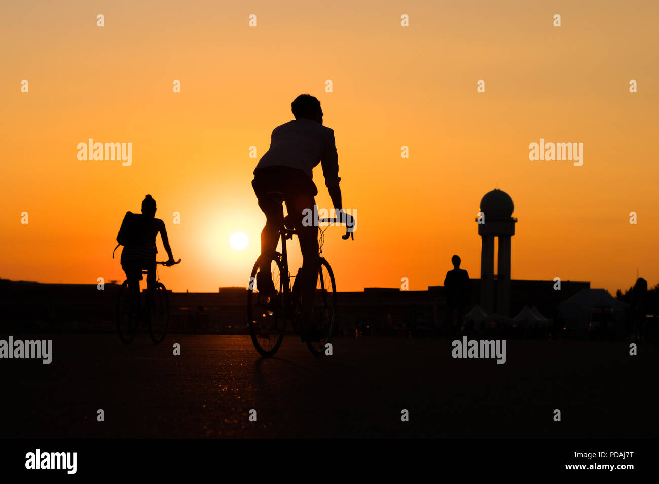 Silhouette der junge Mann reiten Rennrad mit Sonnenuntergang Himmel Hintergrund - Stockfoto