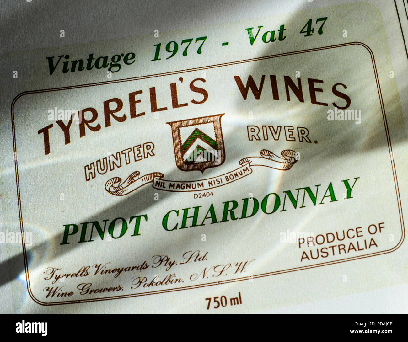 Der Tyrrell Weine Pinot Chardonnay ''''Flaschenetikett, Jahrgang 1997, MW 47, Hunter River Australien mit Schatten von Wein Tasting Glas auf Referenz label Stockfoto