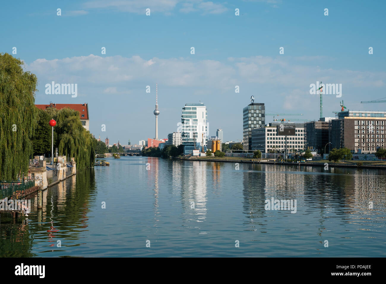 Berlin, Deutschland - August 2018: Stadtbild von Berlin City/Blick über die Spree auf Fernsehturm von der Oberbaumbrücke in Kreuzberg Stockfoto