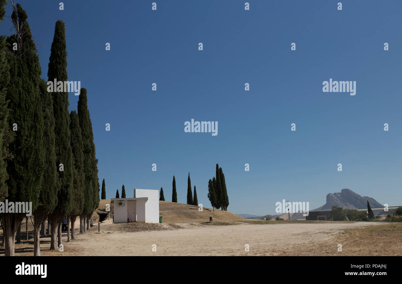 Tholos de El Romeral mit enamorados Rock an der Unterseite, Antequera, Malaga, Spanien Stockfoto