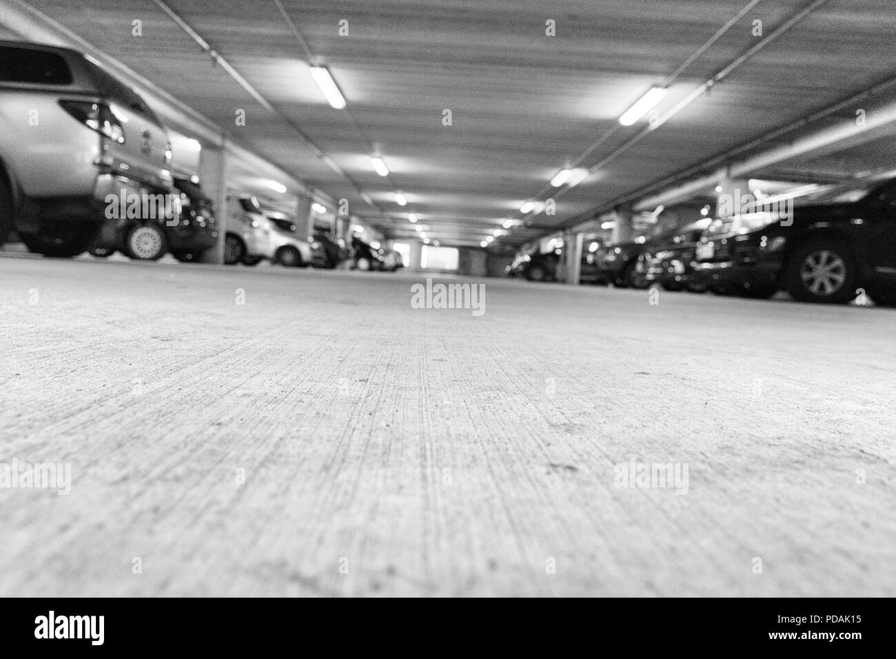 Low Angle View auf einen Parkplatz mit parkenden Autos in Wellington, Neuseeland Stockfoto