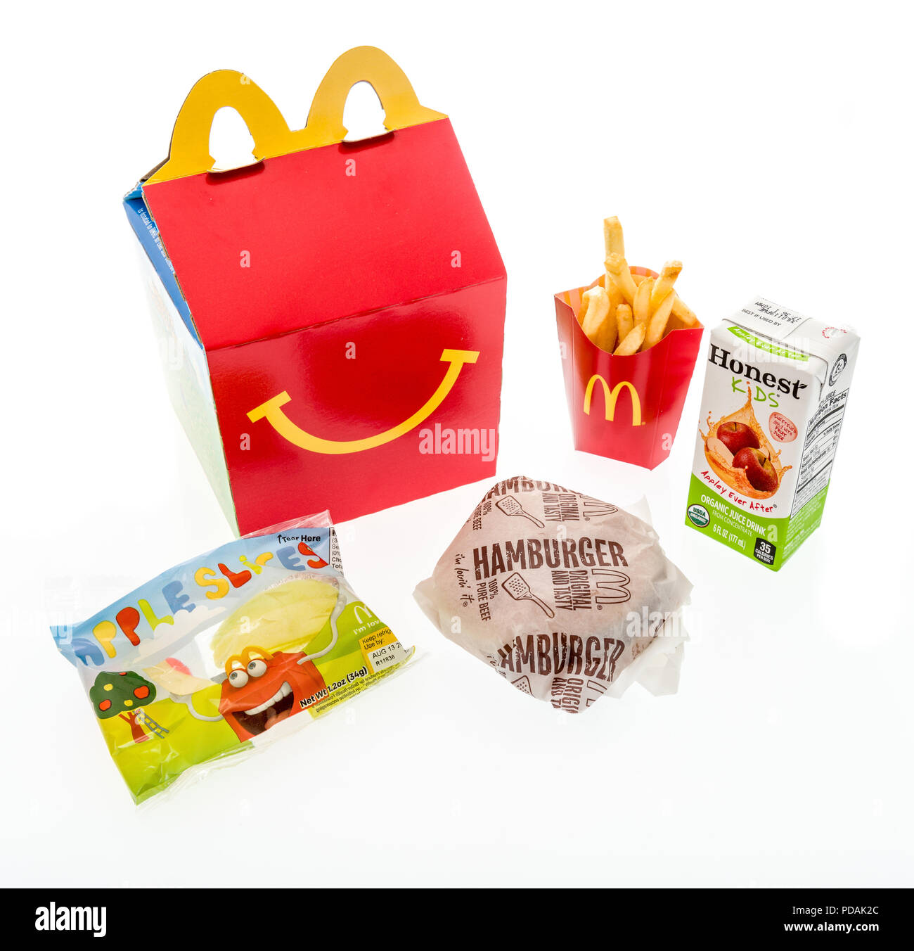 Winneconne, WI - 7. August 2018: ein Hamburger Happy Meal mit ehrlichen Kinder Apfelsaft und Apfelscheiben auf einem isolierten Hintergrund Stockfoto