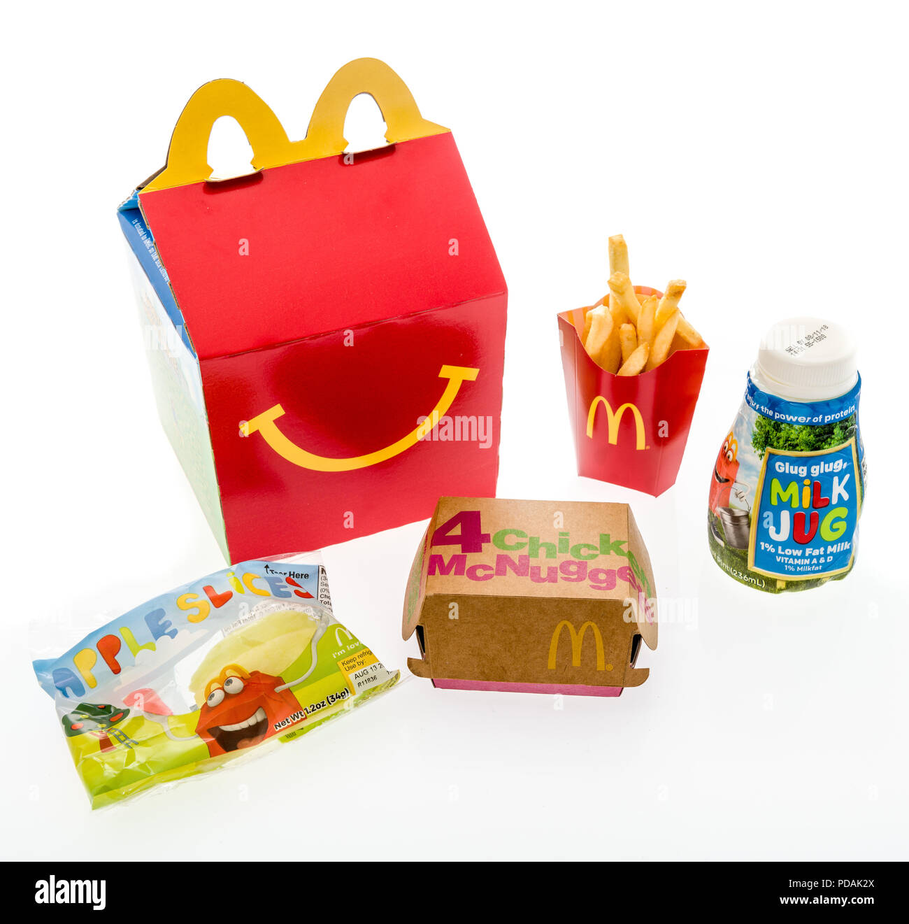 Winneconne Wi 7 August 2018 Ein Chicken Mcnuggets Happy Meal Mit Weisser Milch Und Apple Slices Auf Einer Isolierten Hintergrund Stockfotografie Alamy
