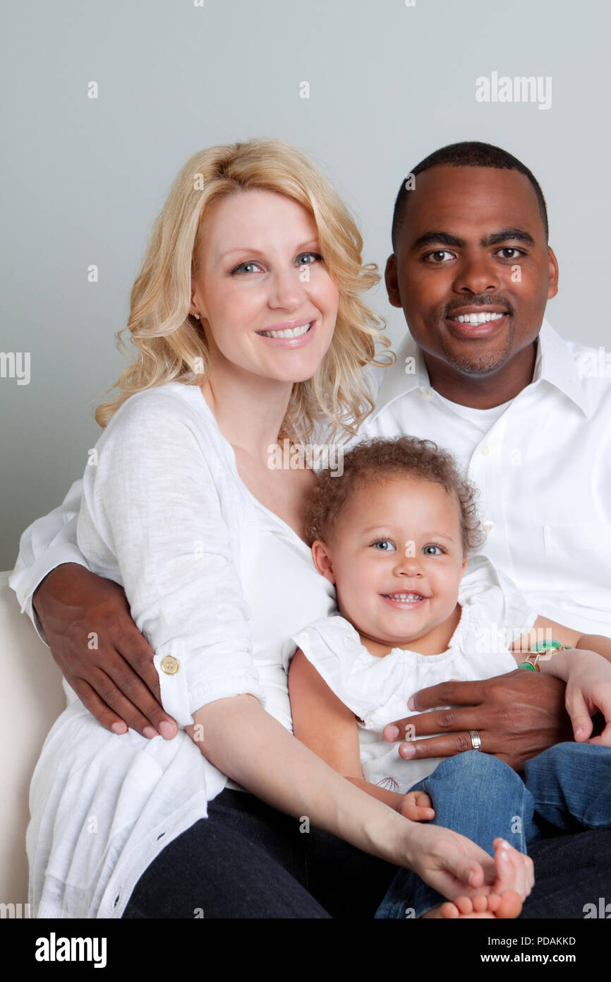 Portrait einer biracial Familie isoliert auf weiss. Stockfoto