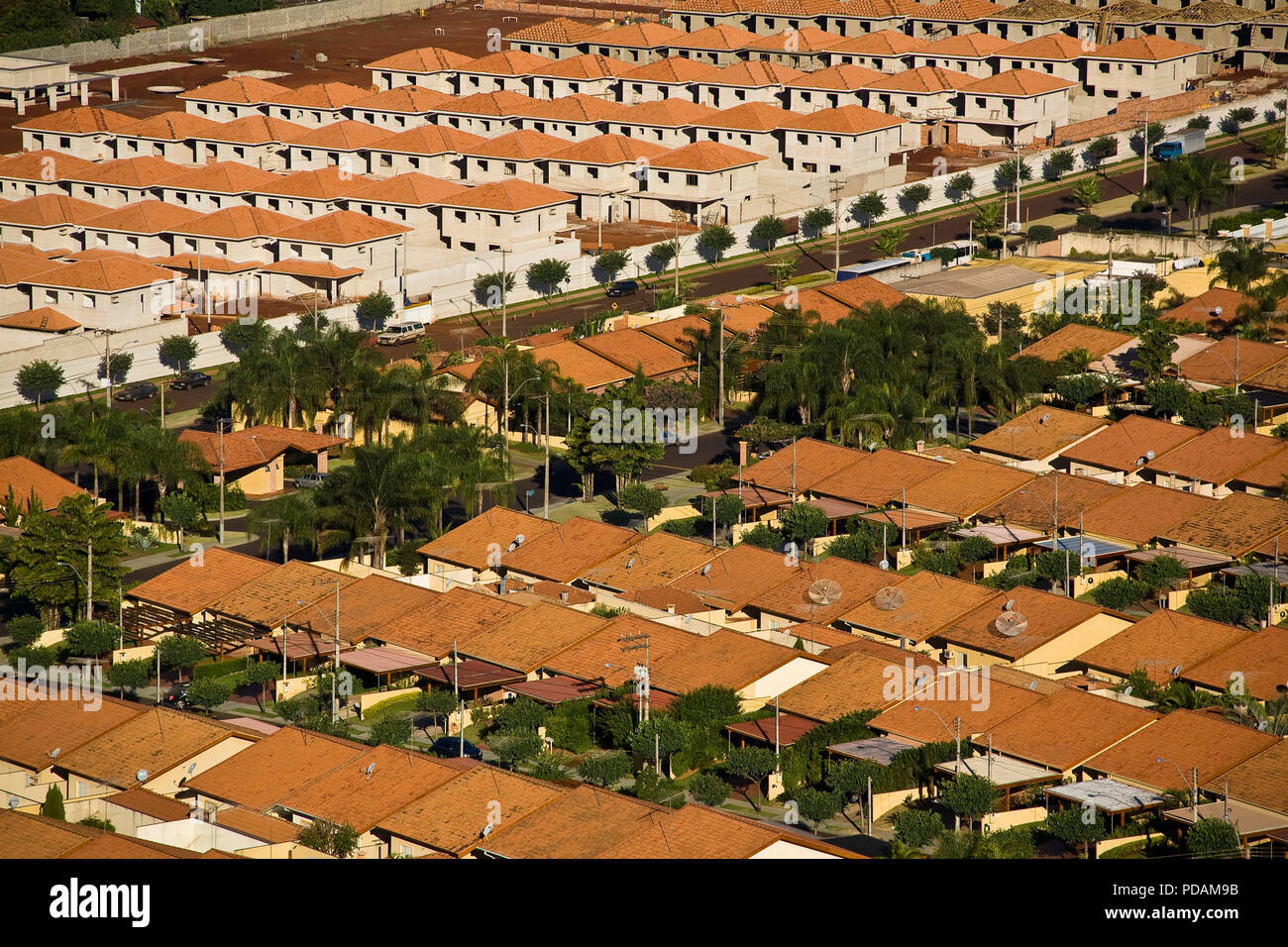 Mittelklasse Kondominium Häuser in Ribeirao Preto city, Sao Paulo, Brasilien. Entwicklung der Agrarwirtschaft in dieser Region zieht Fachkräfte aus anderen Regionen. Eine Eigentumswohnung im Hintergrund aufgebaut. Stockfoto