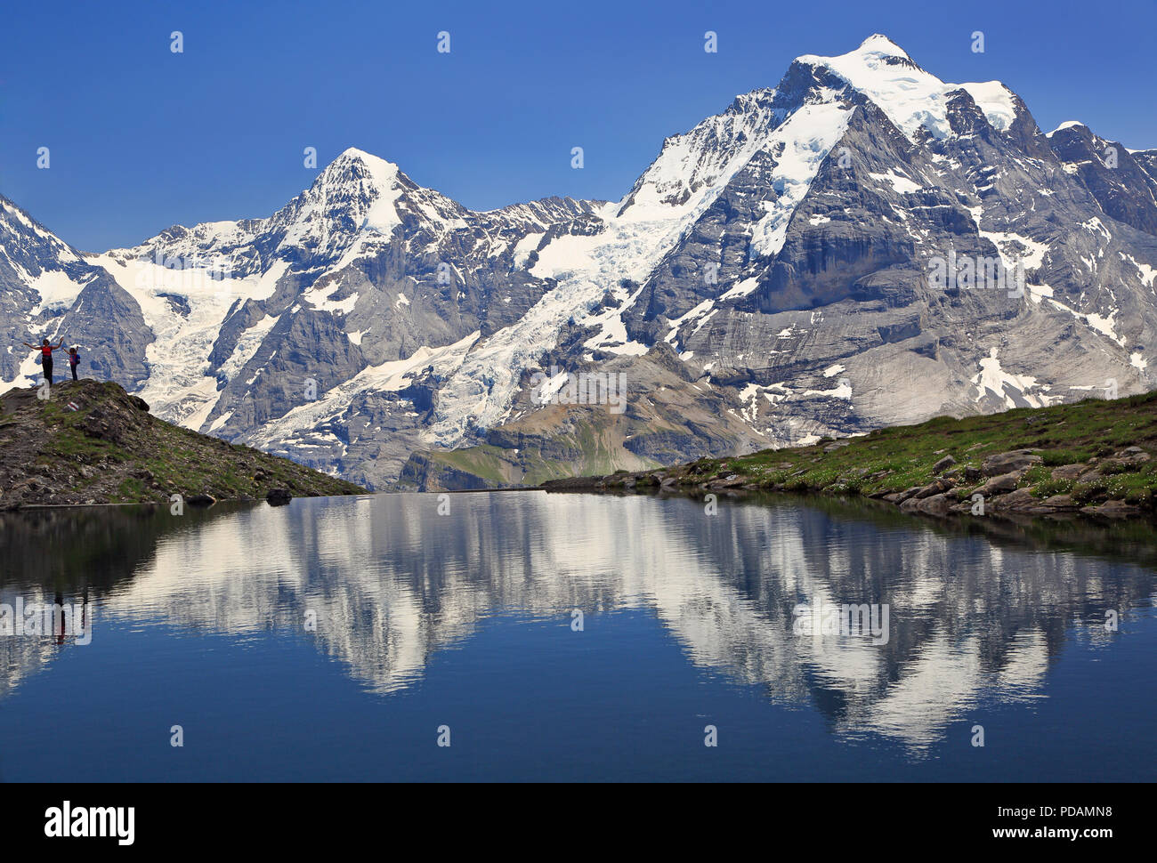Sommer in den Schweizer Alpen, Murren, mit Blick auf den Mönch und Jungfrau in Grauseewli See, Kanton Bern, Schweiz, Europa Stockfoto