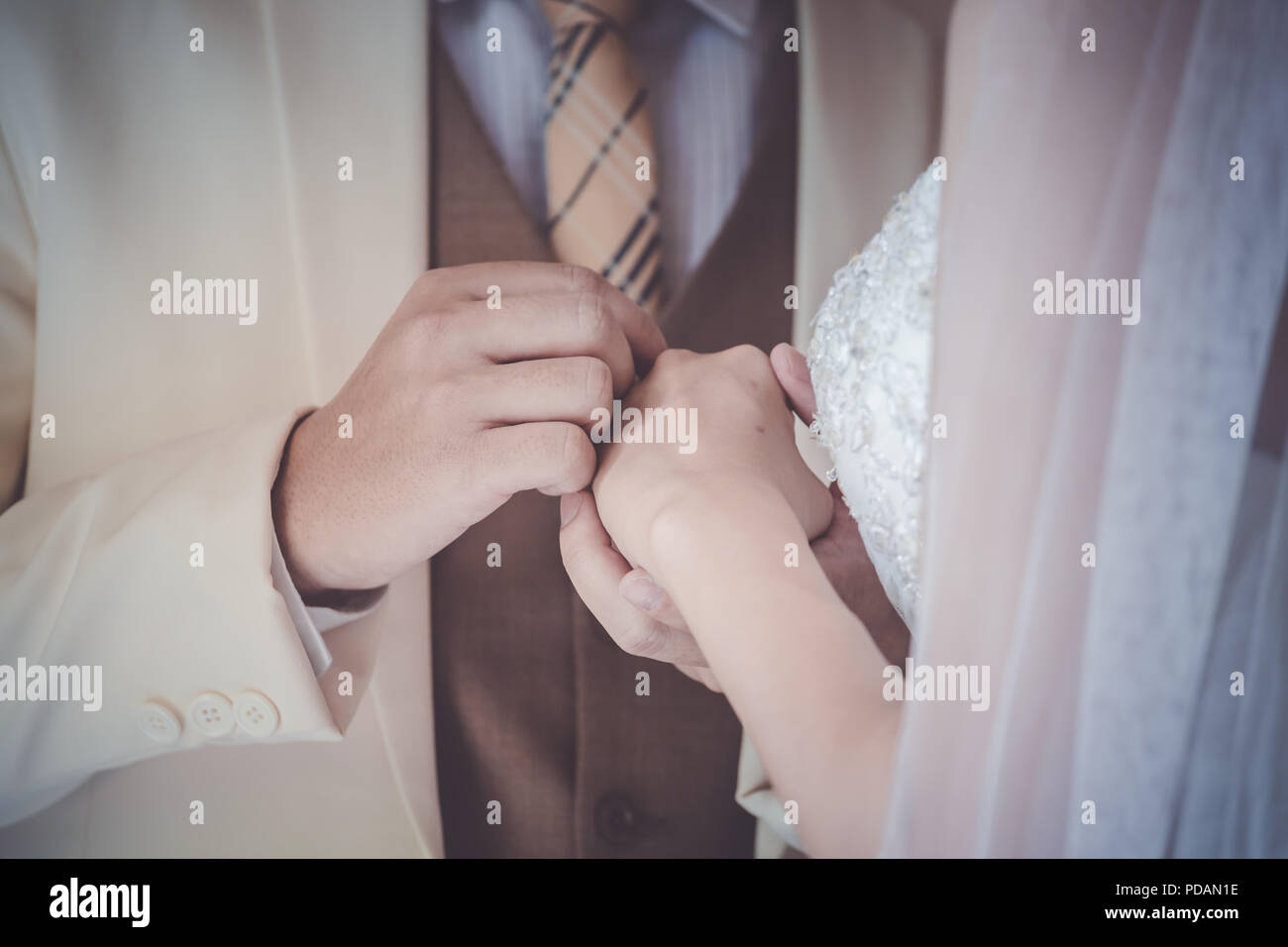 Hochzeit paar Hände halten ein Symbol der Liebe und der Ehe. Stockfoto